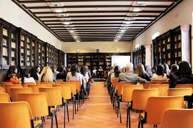 cropped-auditorium-restaurant-workshop-meeting-meal-training-618609-pxhere.com_.jpg